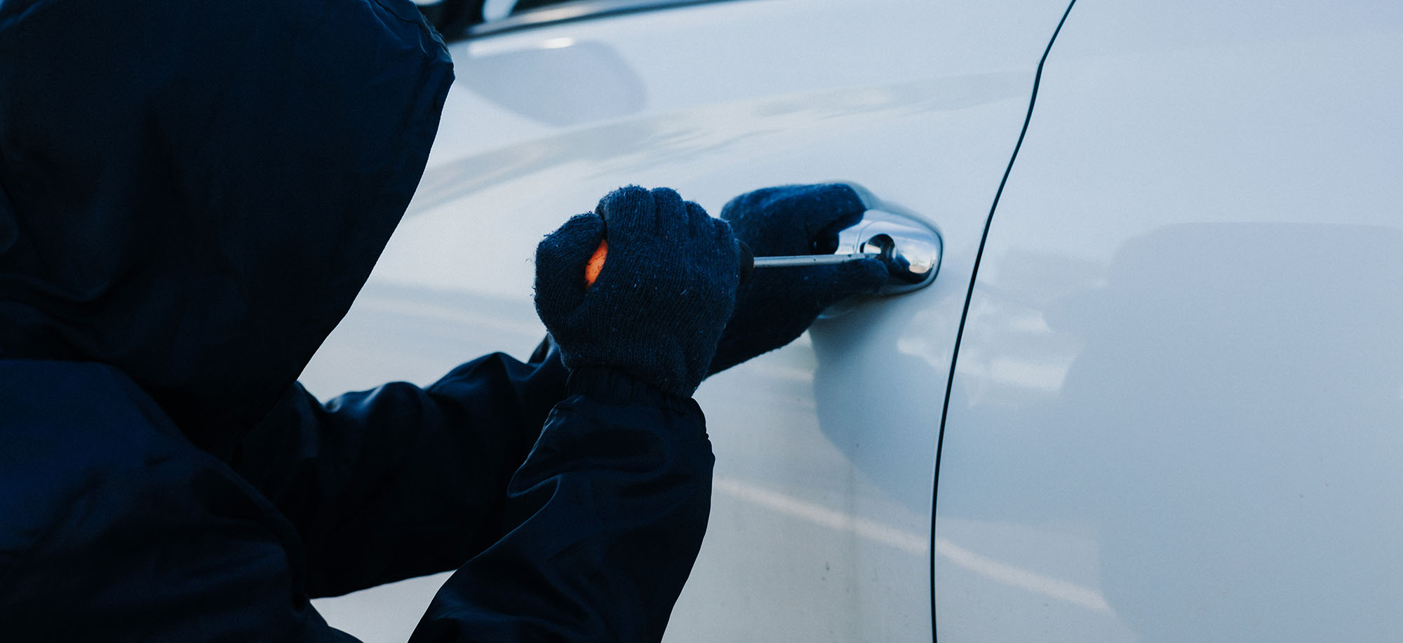 theif breaking into car